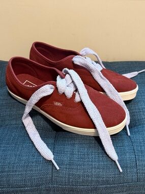 Women’s Vans Authentic Low Pros Burgundy with Lavender laces 5 / 7.5
